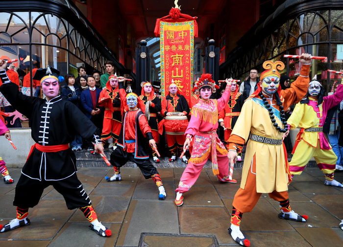 伦敦刮起英歌舞风广东普宁英歌舞在英国炸街教练是国家非遗传承人