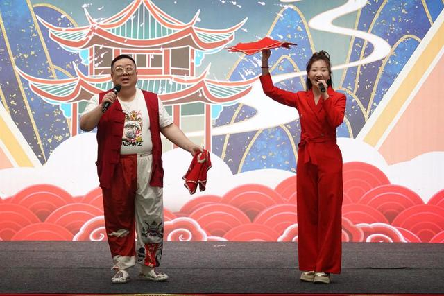 幽默诙谐的二人转尽显吉林地域特色,火热的风格让商场里的温度一升再