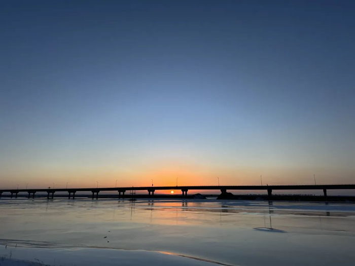 ▲冬天黄河冰封，远处就是黄河大桥。新京报记者 乔迟 摄