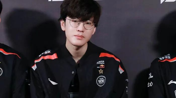 早在s11世界赛上scout对自己能够拿到fmvp荣誉感到惊讶,其表示jiejie