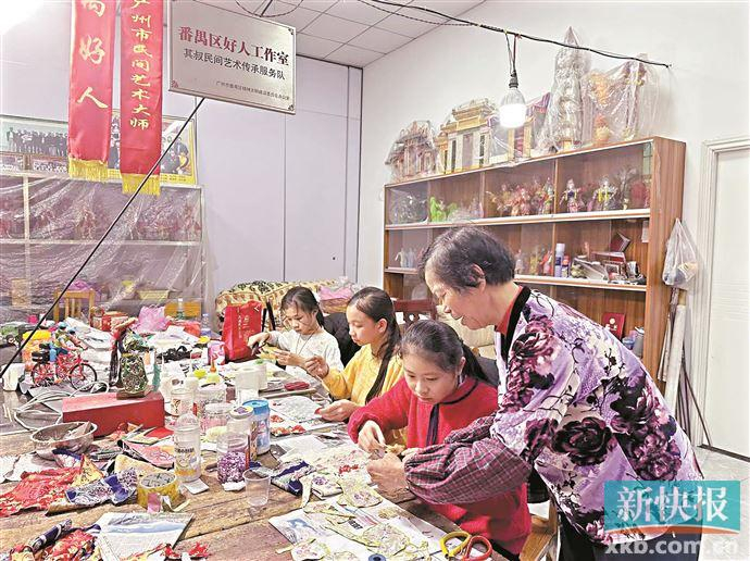 许伟麟带新快报记者走进综合文化中心一楼的乞巧工作室,只见非遗传承