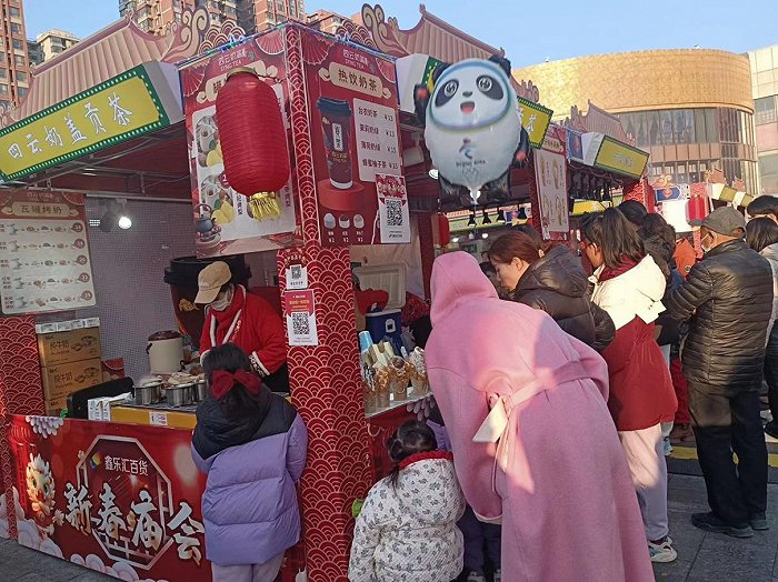 图/露露在庙会上的摊位，来源/露露供图