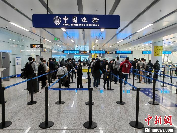 (新春走基层)探访盐城机场边检站:"国门卫士"坚守一线 守护口岸通关