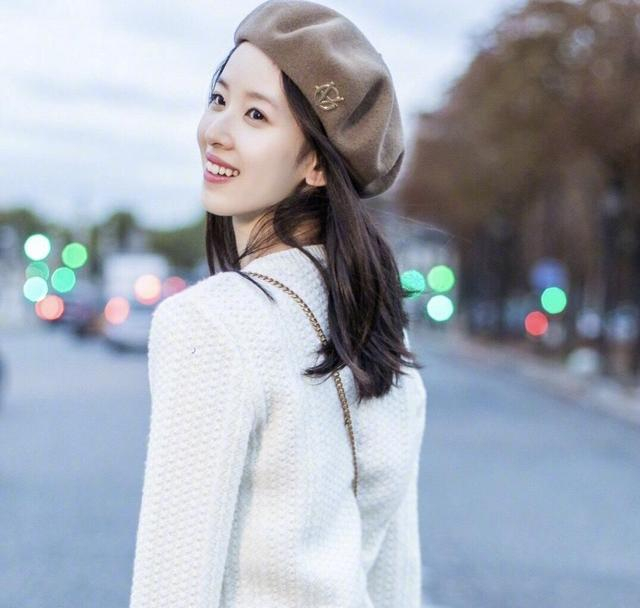 富商老婆章泽天终于不穿裙子,穿银色外套 牛仔裤,筷子腿好惊艳