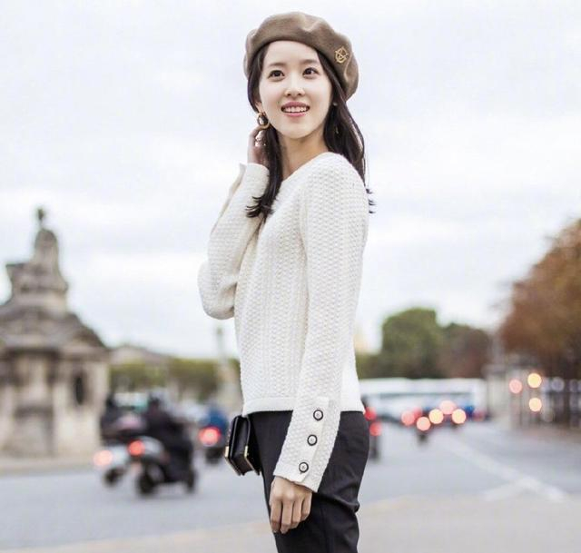 富商老婆章泽天终于不穿裙子,穿银色外套 牛仔裤,筷子腿好惊艳|外套