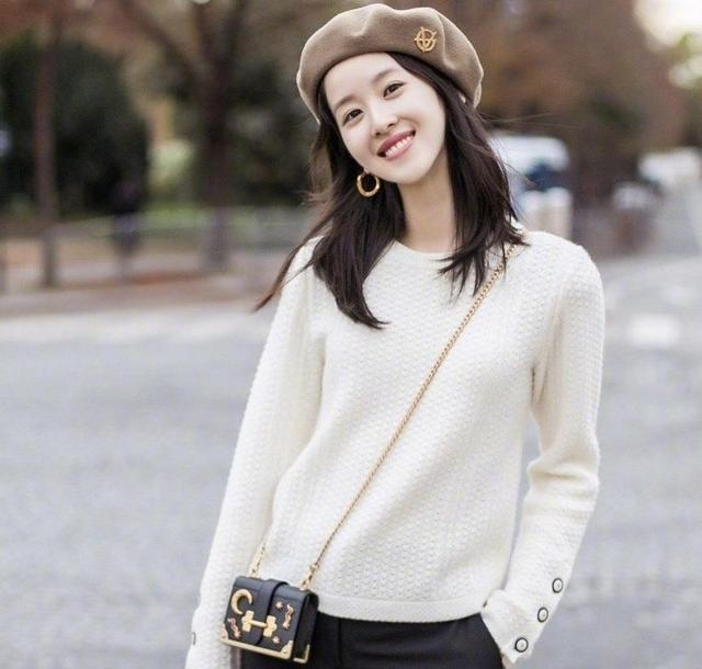 富商老婆章泽天终于不穿裙子,穿银色外套 牛仔裤,筷子腿好惊艳|外套