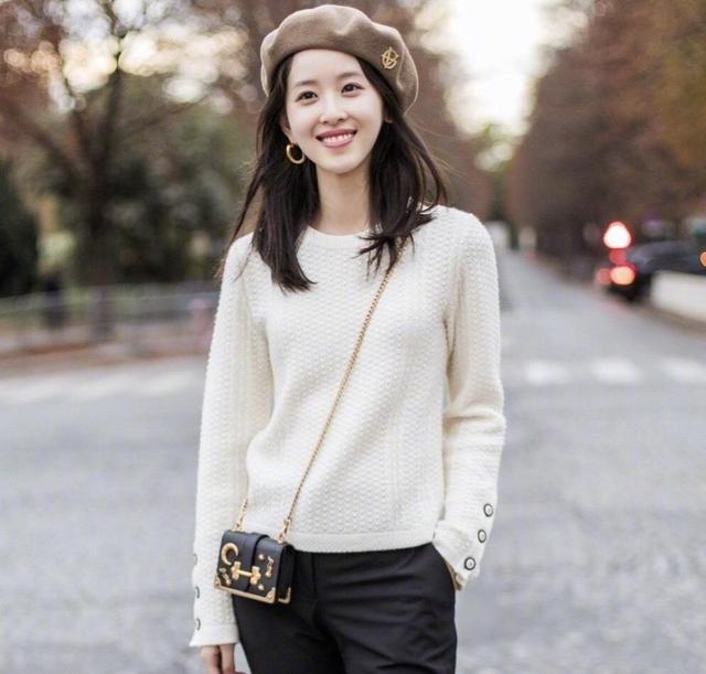 富商老婆章泽天终于不穿裙子穿银色外套牛仔裤筷子腿好惊艳