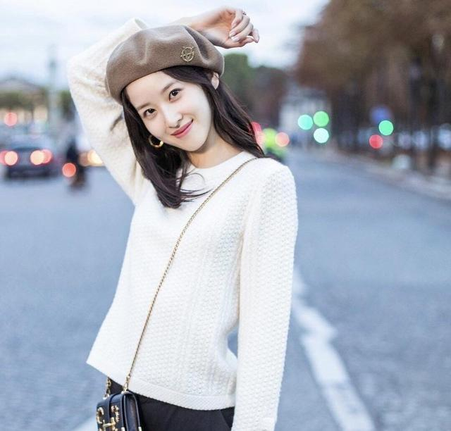 富商老婆章泽天终于不穿裙子,穿银色外套 牛仔裤,筷子腿好惊艳__财经