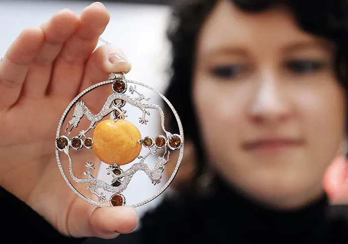 在日本东京国际展览中心，工作人员展示有龙图案的珠宝   新华社发（关贤一郎摄）