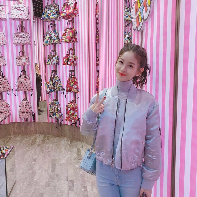 富商老婆章泽天终于不穿裙子,穿银色外套 牛仔裤,筷子腿好惊艳|外套