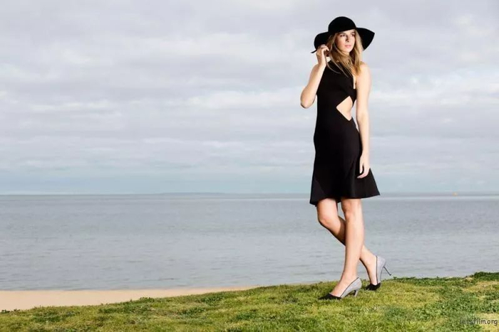 想要照片拍好看,就得学会摆 pose!|镜头_新浪新闻