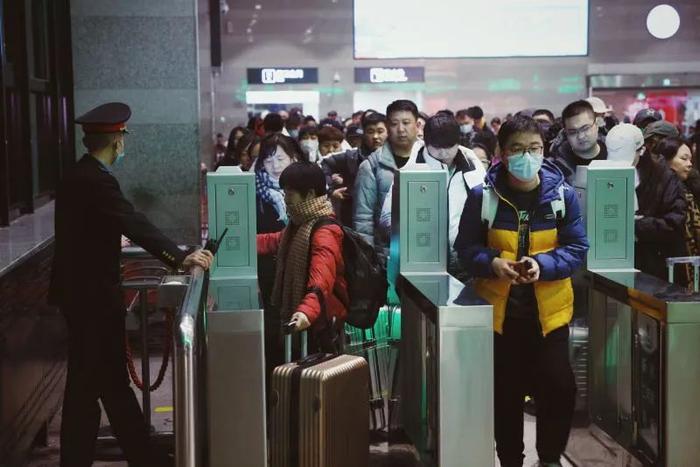 ▲2月9日晚，乘客检票进站，坐上复返家乡的火车。新京报记者 尹亚飞 摄