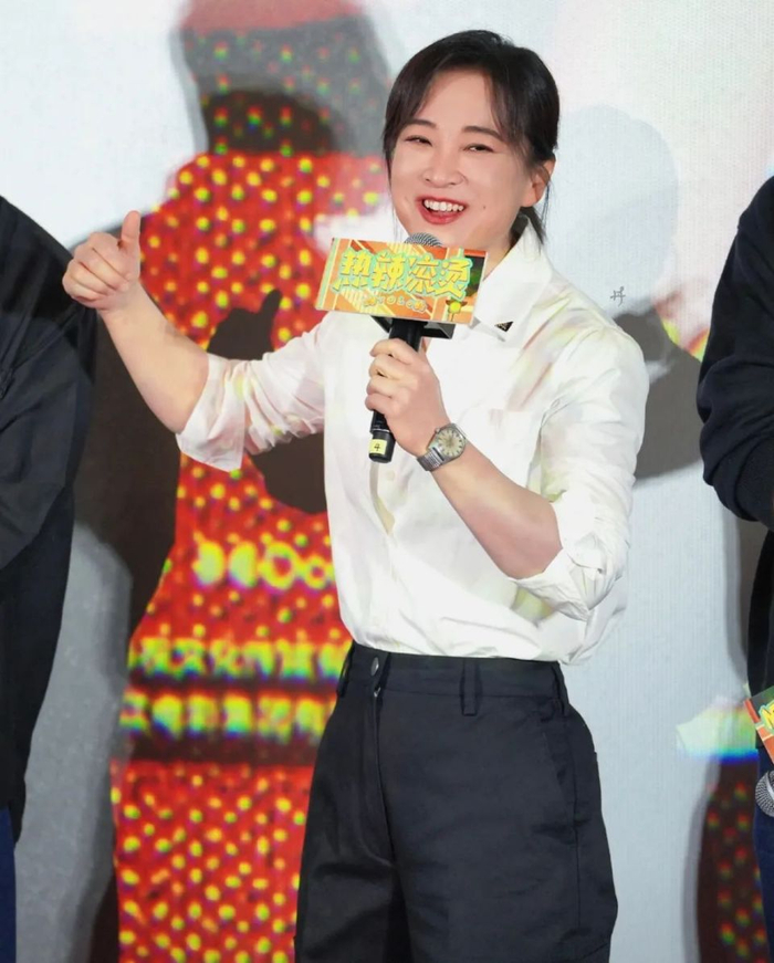 贾玲成为奢牌新宠路演万元穿搭随心换佩戴妈妈遗物令人动容