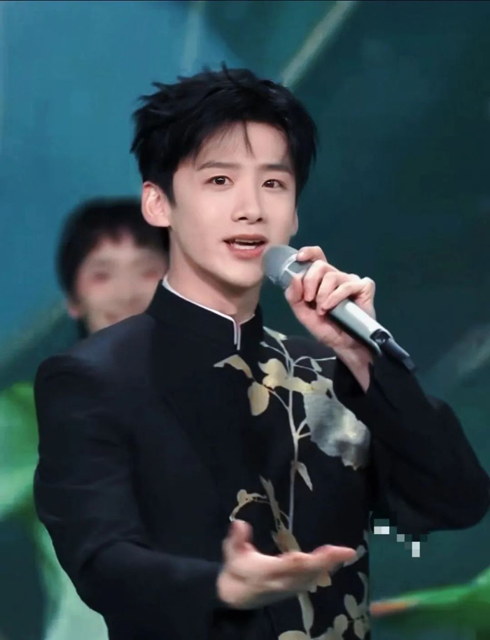 网曝白敬亭临时换服装本人支吾不回答幕后人员被追责丢饭碗