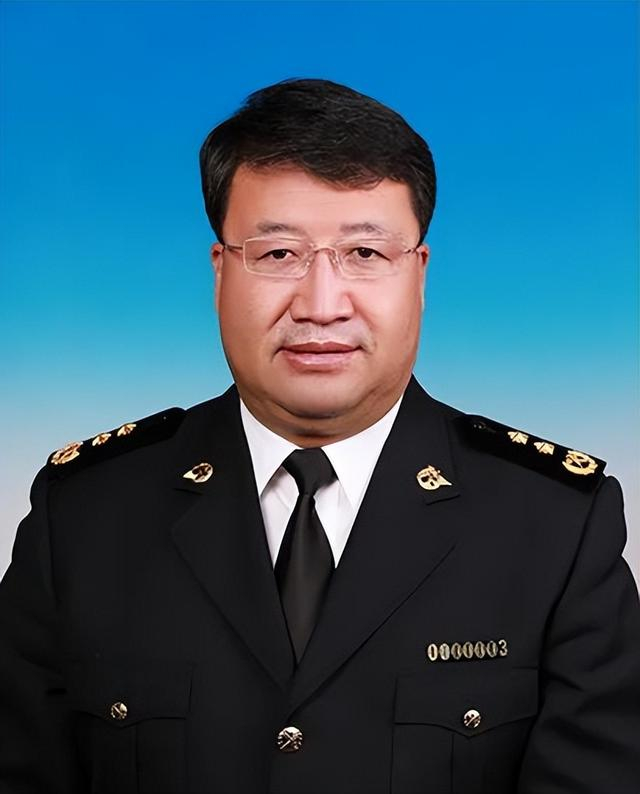 05—2018.10 海关总署副署长,党组成员2015.04—2017.