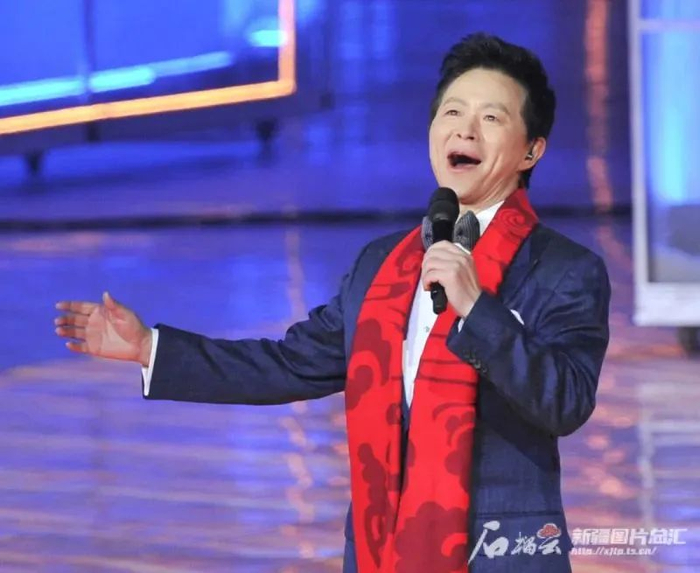 2024央视春晚分会场发生的一幕:王宏伟,迪丽热巴,乌兰图雅