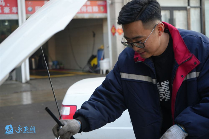 新春走基层丨"90后"汽修工"修"出团圆年|汽修工_新浪新闻