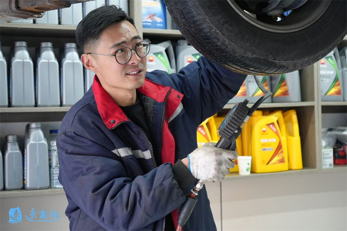 新春走基层丨"90后"汽修工"修"出团圆年|汽修工_新浪新闻