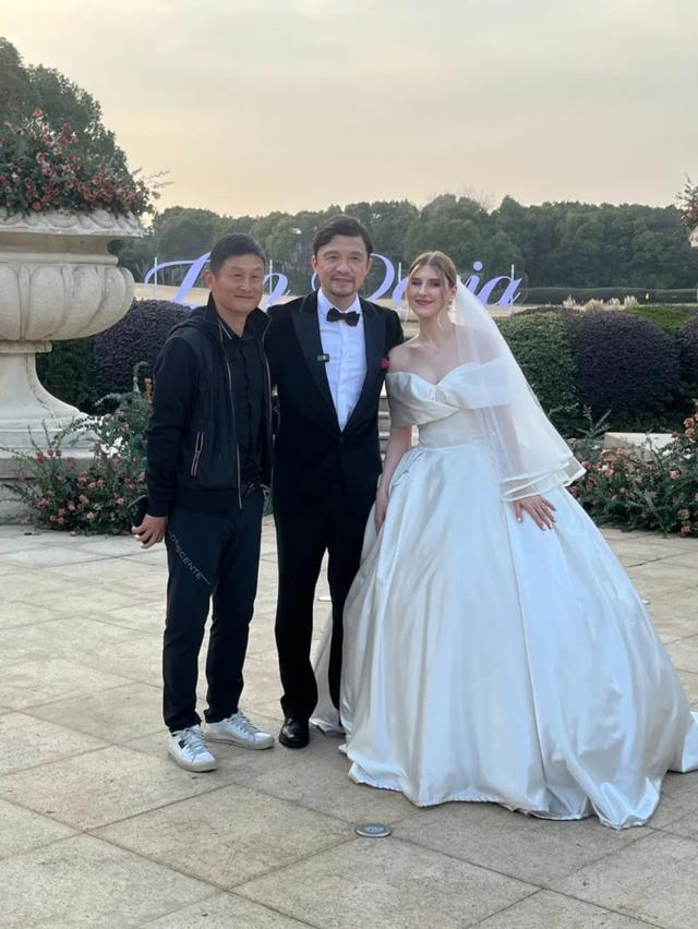 谢晖为妻子补办婚礼:此刻起将我的生命与我手中的她紧紧连在一起