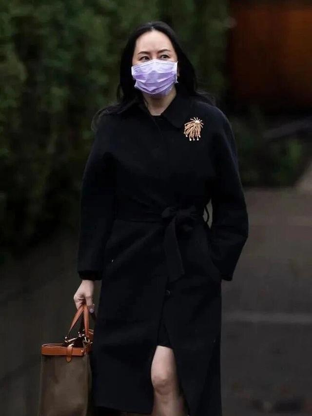 看了孟晚舟的穿搭我悟了大衣不配丝袜靴子高级优雅又显贵