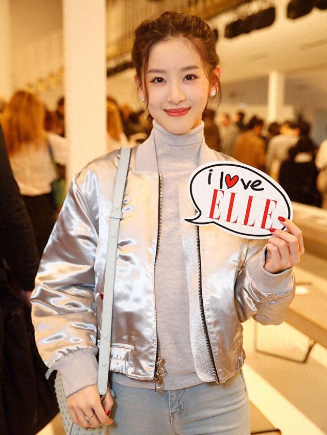 富商老婆章泽天终于不穿裙子,穿银色外套 牛仔裤,筷子