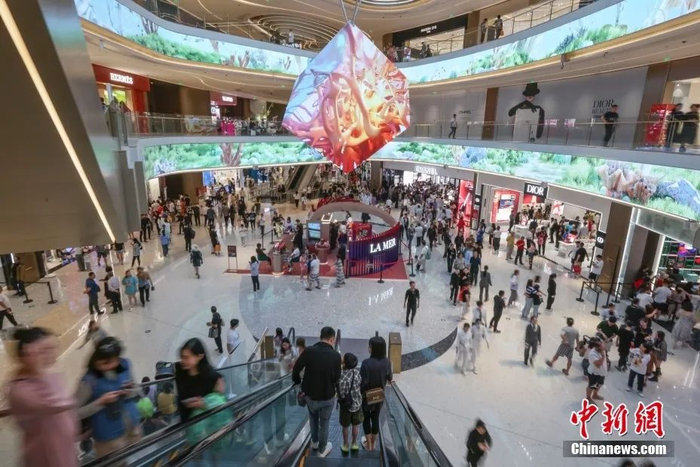 2月12日，农历大年初三，海南省三亚市，众多游客在三亚国际免税城购物。中新社记者 骆云飞 摄