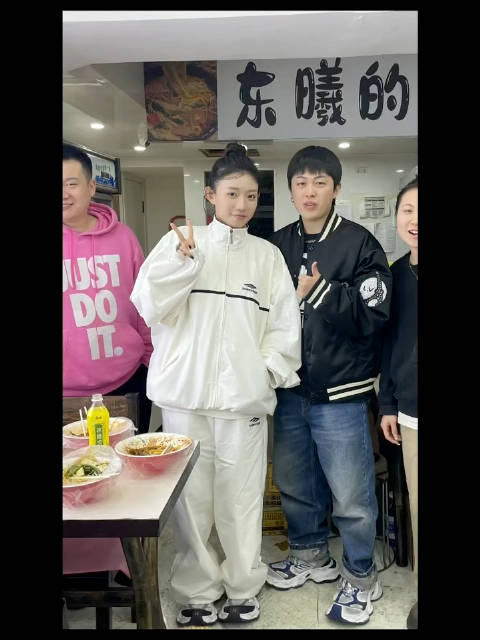 粉丝偶遇牌牌琦小伊伊两口子吃麻辣烫