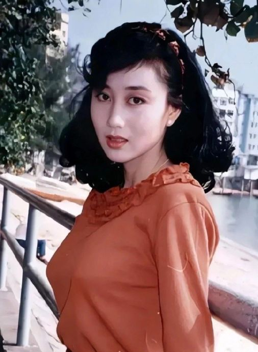 利智心甘情愿当赌王的情妇?为何最后选择了李连杰?