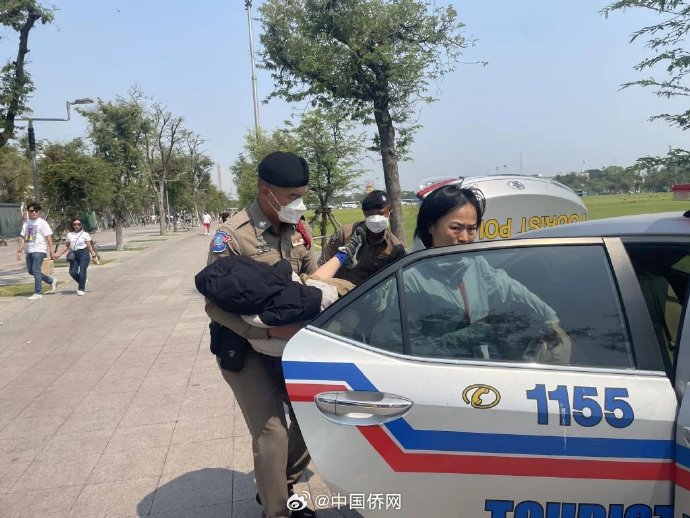 中国游客突然晕倒泰国警察急救获嘉奖|中国游客|泰国警察|警察_新浪