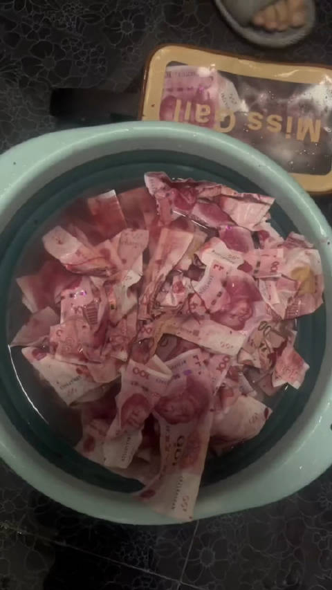 过年出去串门,把钱放在洗衣机里,安全.一回头忘了,衣服洗了