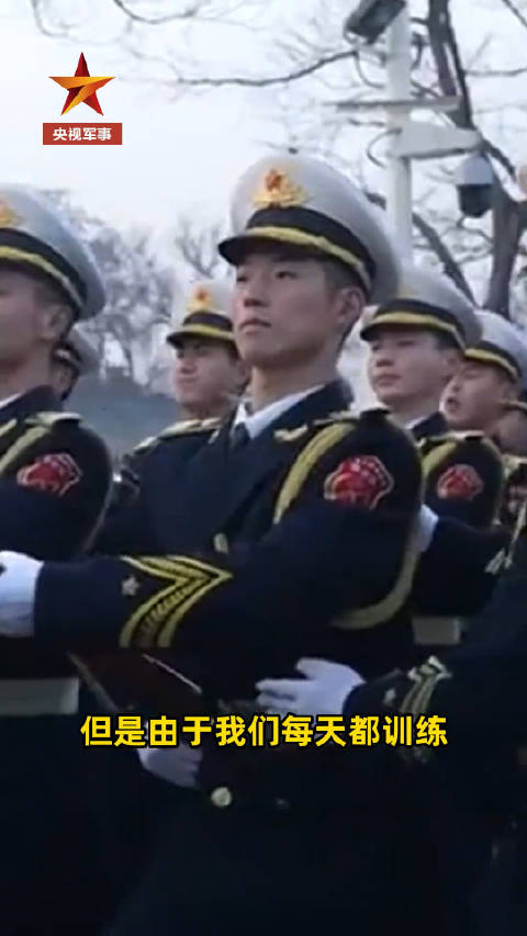 每年磨坏3到4双马靴长安街上有国旗护卫队留下的4条马靴印