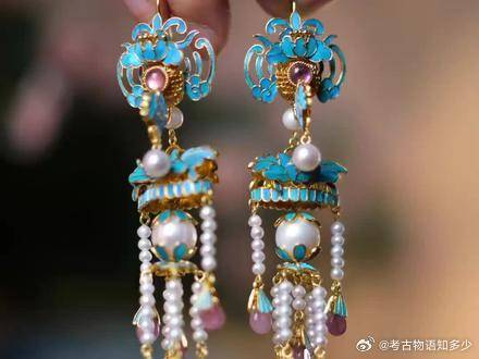 凤穿牡丹耳环这个题目立刻让我联想到了中国古代的美丽传说和