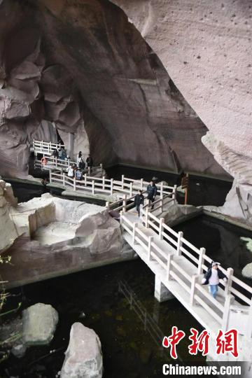 旅游看点>正文>游人参观蛇蟠岛海盗村.