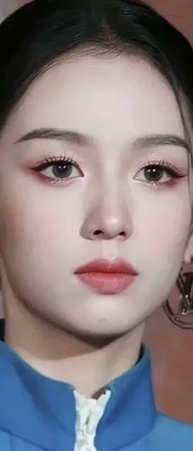 把上面那一段拗口的话翻译一下,就是——流量爱什么,明星追什么.