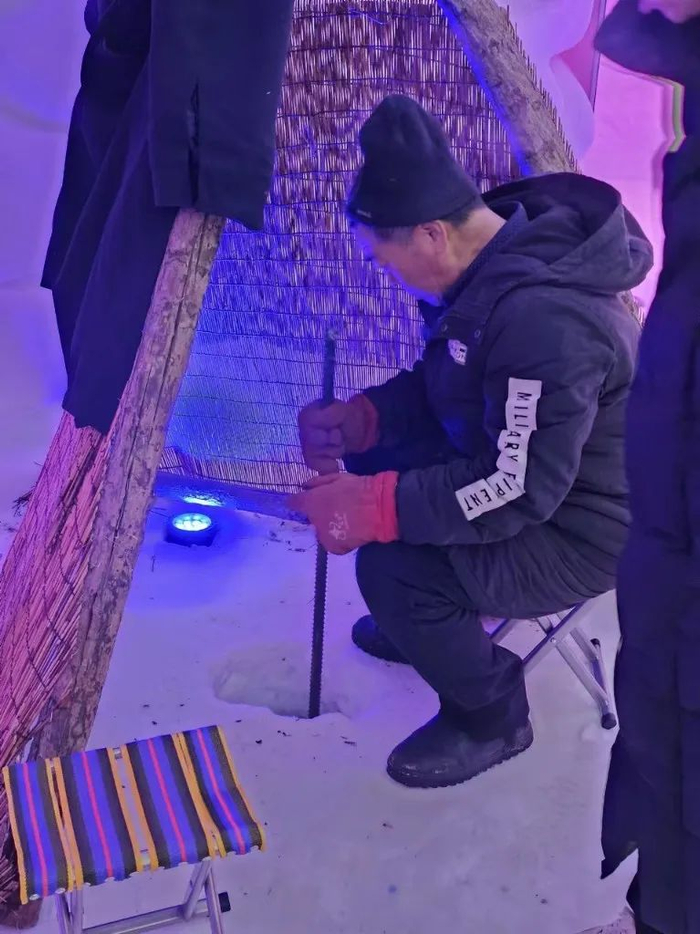 游客在雪屋中准备冰钓。科技日报记者 杨仑 摄