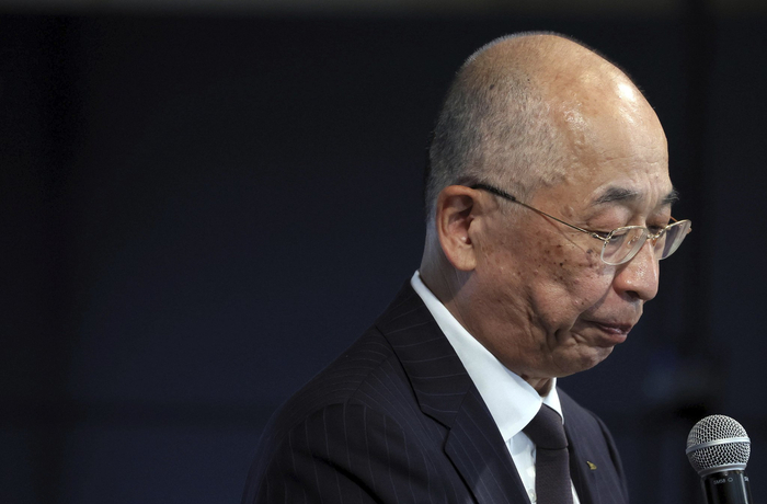 当地时间2023年12月20日，日本东京，大发汽车社长奥平总一郎就安全测试造假道歉。