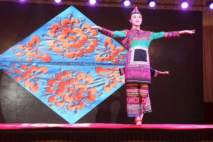 彝绣、绣品、彝族服饰展示 张从华 摄