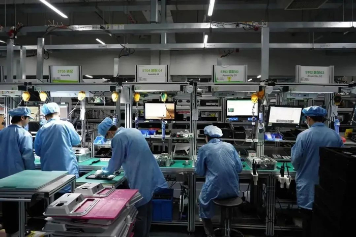 为保证产线连续运转,满足客户需求,春节期间,车间相关人员坚守岗位,以