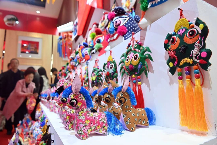 第十八届庆阳香包民俗文化节上展出的香包。图片来源：视觉中国