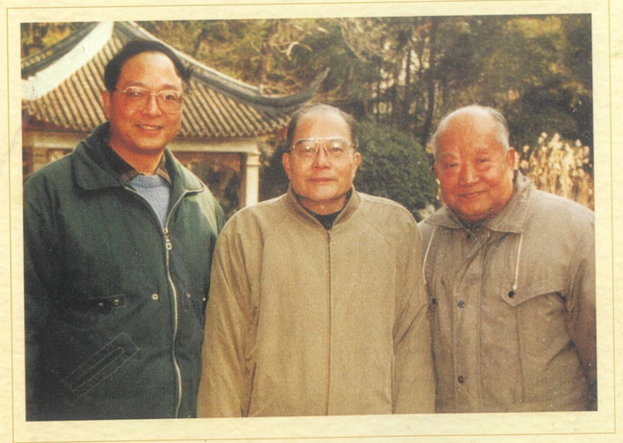 年轻时的丁嘉安（左一）与导师石美鑫教授（中）、裘德懋教授