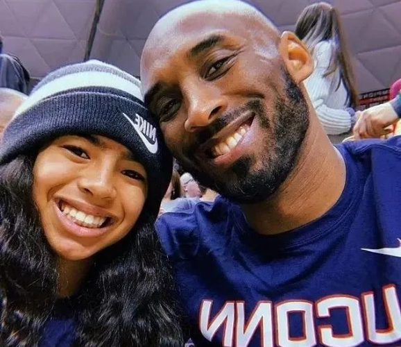 科比去世3年后,妻子高调曝光亲吻照:"果然,装不下去了