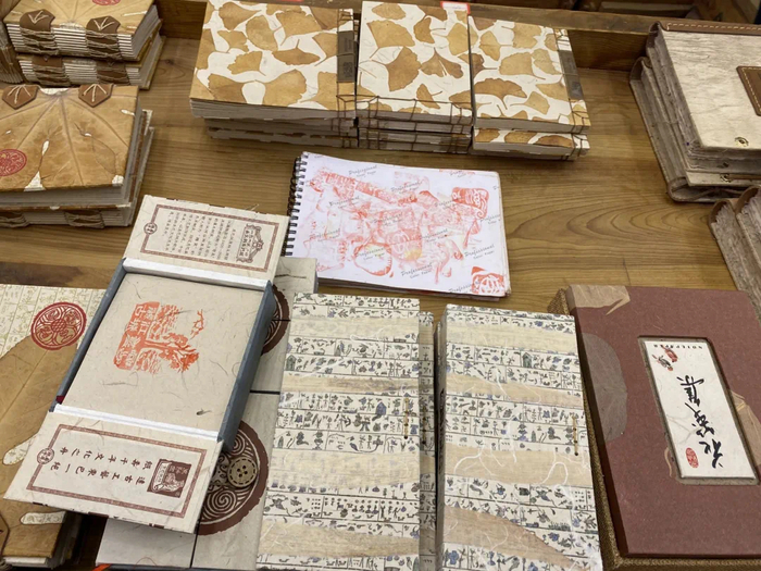 东巴纸工艺品 图源：“云南省文化和旅游厅”微信公众号