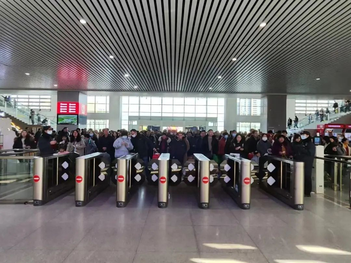15日预计发送旅客32万人次中铁兰州局多举措迎返程客流高峰