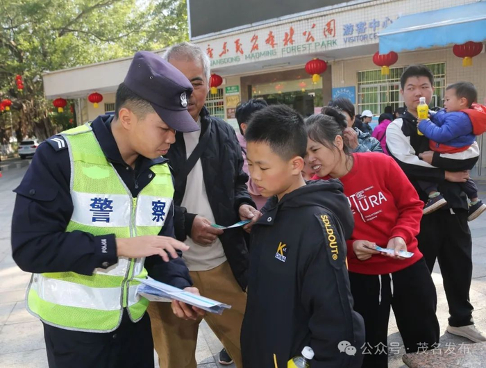 交警向游客派发交通安全宣传单张