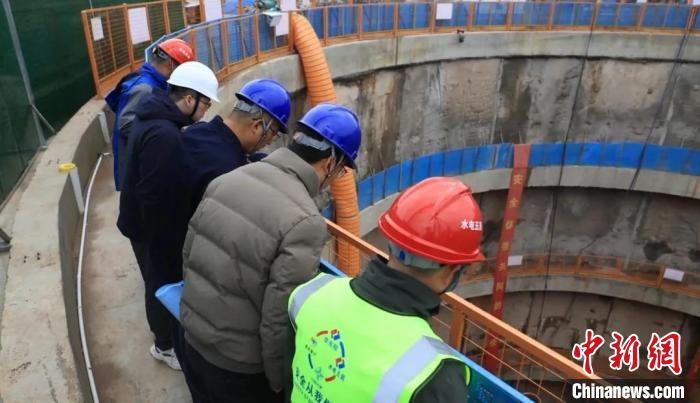 (新春走基层)地方重大项目不停工 建设人"坚守"度春节