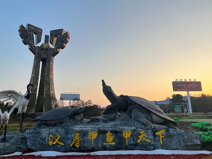 太子庙（汉寿南）高速收费站入口处的雕塑。图源：时代财经/摄