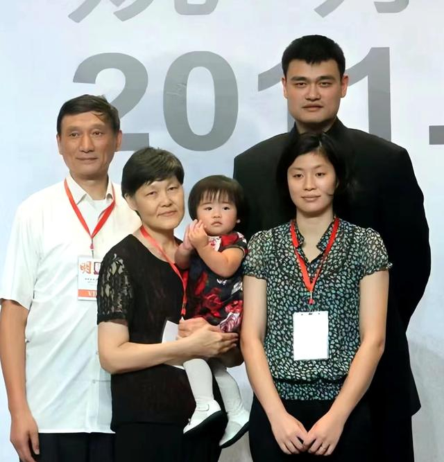 姚明女儿快满14岁最新照片曝光萝莉脸巨人身身高破193米