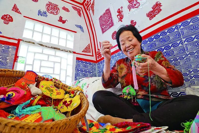 庆阳非遗文化传承人正在做香包。王浩辉 摄
