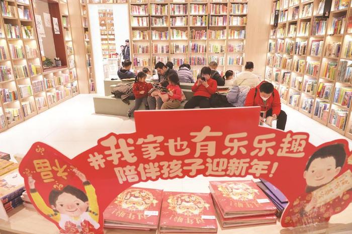 在福州路上海書城,不少市民利用假期前來選書,買書,過一個