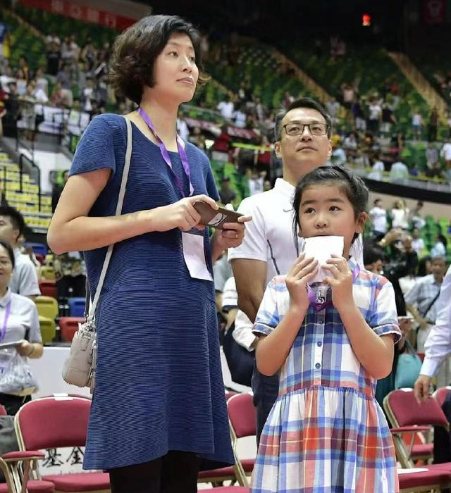 姚明女儿快满14岁最新照片曝光萝莉脸巨人身身高破193米